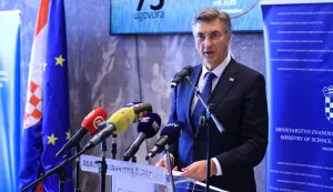 Đakovo, 03.07.2026. - Korisnicima je uručeno vi&scaron;e od 70 ugovora za projekte ukupne vrijednosti 409 milijuna eura - od onih za izgradnju i opremanje osnovnih &scaron;kola za potrebe jednosmjenskog rada i cjelodnevne &scaron;kole do projekta razvoja zelene infrastrukture u urbanim područjima i ulaganja u knjižnicu. Na fotografiji Andrej Plenković. foto HINA/ ml