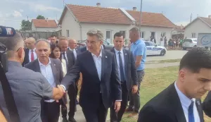 Andrej Plenković u romskom naselju u Dardi 