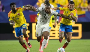 TOPSHOT - Colombia's midfielder #16 Jefferson Lerma and defender #02 Daniel Munoz fight for the ball with Ghana's forward #11 Antoine Semenyo during the 2026 World Cup round of 32 football match between Colombia and Ghana at the Kansas City Stadium in Kansas City on July 3, 2026. (Photo by JUAN MABROMATA/AFP)