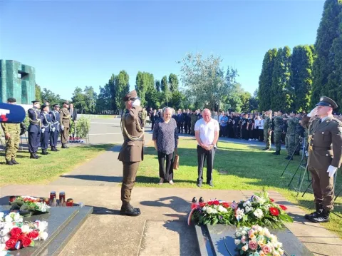 VUKOVARNa vukovarskom Memorijalnom groblju žrtava iz Domovinskog rata polaganjem vijenaca i molitvom obilježena je 19. godi&scaron;njica smrti brigadnog generala Marka Babića, legendarnog branitelja Vukovara i heroja obrane Trpinjske ceste.srpanj 2026.