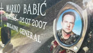 VUKOVARNa vukovarskom Memorijalnom groblju žrtava iz Domovinskog rata polaganjem vijenaca i molitvom obilježena je 19. godi&scaron;njica smrti brigadnog generala Marka Babića, legendarnog branitelja Vukovara i heroja obrane Trpinjske ceste.srpanj 2026.