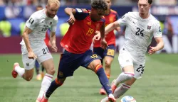 INGLEWOOD, CALIFORNIA - JULY 02: Lamine Yamal #19 of Spain controls the ball against Paul Wanner #24 of Austria during the FIFA World Cup 2026 Round of 32 match between Spain and Austria at Los Angeles Stadium on July 02, 2026 in Inglewood, California. Michael Steele/Getty Images/AFP (Photo by MICHAEL STEELE/GETTY IMAGES NORTH AMERICA/Getty Images via AFP)