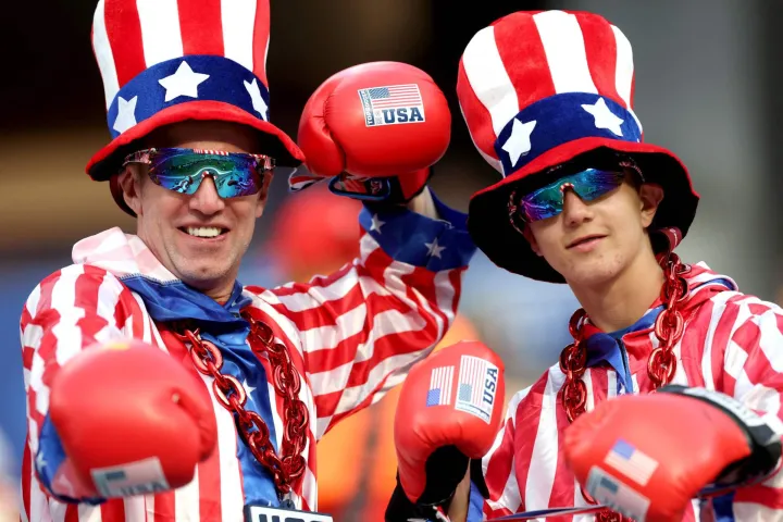 INGLEWOOD, CALIFORNIA - JUNE 25: Fans of the United States enjoy the atmosphere before the FIFA World Cup 2026 Group D match between T?rkiye and USA at Los Angeles Stadium on June 25, 2026 in Inglewood, California. Jamie Squire/Getty Images/AFP (Photo by JAMIE SQUIRE/GETTY IMAGES NORTH AMERICA/Getty Images via AFP)