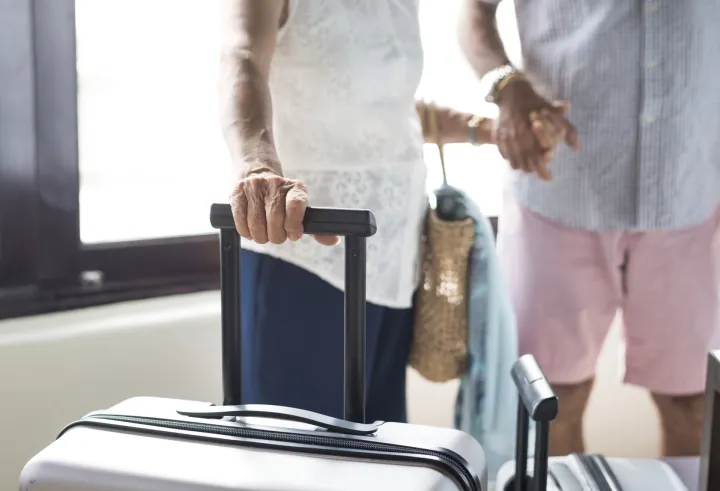 Senior couple holding hands at a resort TURISTI NA METI Planiranje putovanja može se pretvoriti u pravu noćnu moru onima koji nasjednu na lažne ponudeMain Headline:Prijevare povezane s rezervacijom smje&scaron;taja postaju sve sofisticiranije