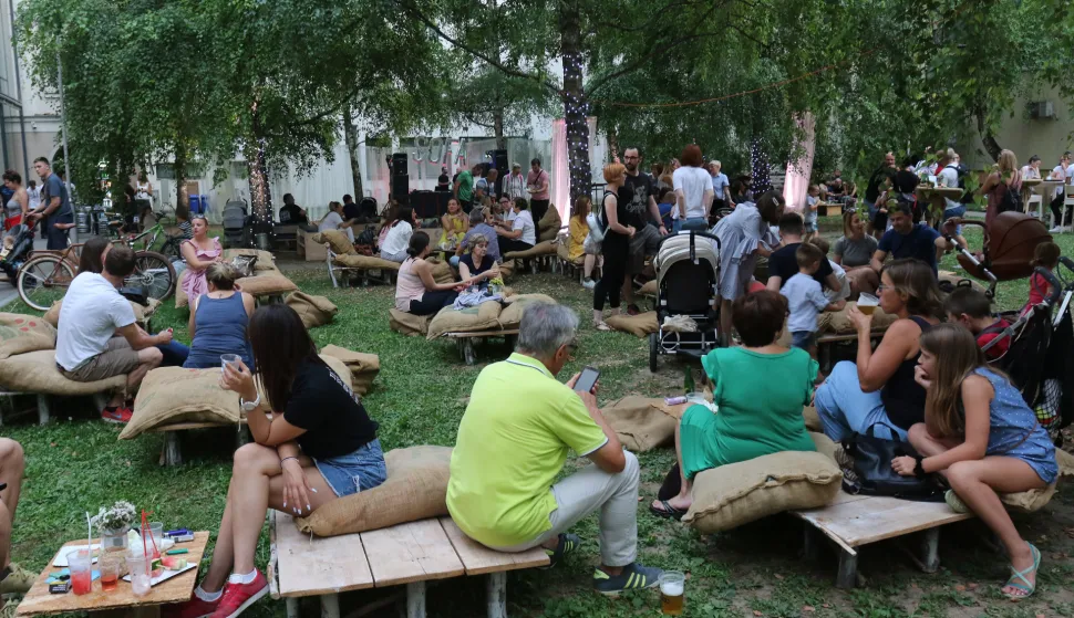 OSIJEK, 26. 07. 2019, 2. OSJEČKA LJETNA NOĆTrg A. Starčevića (sajam, glazba), Vinska muica (Feniks), Prolaz Matice hrvatske (In Da Sofa),Prolaz F. Kreme (klapa Zrinski), Zimska luka (TS Kočije), Sakuntalin park...snimio GOJKO MITIĆ