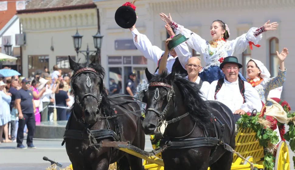 Đakovo, 05. 07. 2026, 60. Đakovački vezovi, tradicionalna povorka Đakovačkih vezova, KUD-ovi, zaprege, jahači.snimio GOJKO MITIĆ