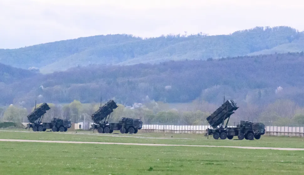 27 April 2022, Slovakia, Sliac: NATO Patriot anti-aircraft missile systems stand at Slovakia's Sliac air base. President Steinmeier is on a one-day visit to Slovakia. In addition to political talks with the president and representatives of humanitarian aid organizations, he is visiting the NATO battlegroup of the Patriot task force, in which German soldiers are also involved. Photo: Bernd von Jutrczenka/dpa Photo: Bernd Von Jutrczenka/DPA