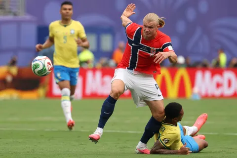Norway's forward #09 Erling Braut Haaland runs with the ball past Brazil's defender #03 Gabriel Magalhaes during the 2026 World Cup round of 16 football match between Brazil and Norway at the New York/New Jersey Stadium in East Rutherford on July 5, 2026. (Photo by Odd ANDERSEN/AFP)