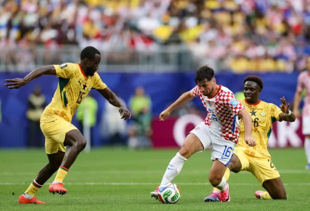 Philadelphia, 28.06.2026 - Utakmica trećeg kola skupine L Svjetskog nogometnog prvenstva Hrvatska - Gana na Lincoln Financial Field stadionu u Philadelphiji. Na slici Martin Baturina, Elisha Owusu, Marvin Senaya.foto HINA/ Daniel KASAP/ ds