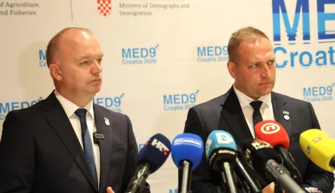 Zadar, 06.07.2026. - Izjave ministra poljoprivrede, &scaron;umarstva i ribarstva Davida Vlajčića i ministra demografije i useljeni&scaron;tva Ivana &Scaron;ipića nakon neformalnog sastanka ministara nadležnih za demografiju država članica skupine MED9. Na fotografiji: Ivan &Scaron;ipić i David Vlajčić.Foto HINA/Zvonko KUCELIN
