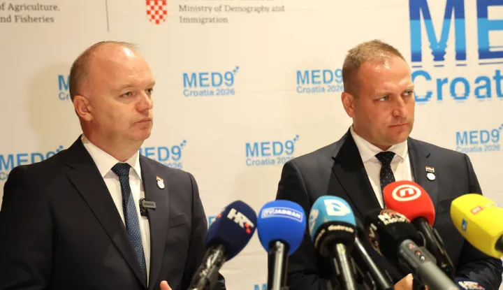 Zadar, 06.07.2026. - Izjave ministra poljoprivrede, &scaron;umarstva i ribarstva Davida Vlajčića i ministra demografije i useljeni&scaron;tva Ivana &Scaron;ipića nakon neformalnog sastanka ministara nadležnih za demografiju država članica skupine MED9. Na fotografiji: Ivan &Scaron;ipić i David Vlajčić.Foto HINA/Zvonko KUCELIN