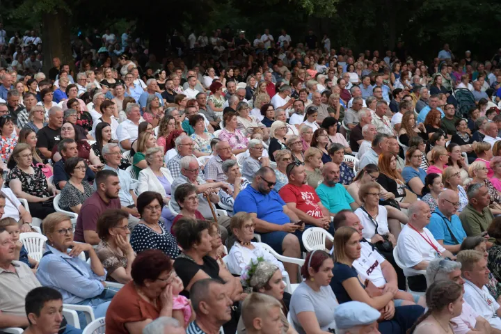 ĐAKOVO - u Strossmayerovu perivoju biralo se ovogodi&scaron;nje najbolje no&scaron;eno ruho među djevojkama, sna&scaron;ama i momcima, a istovremeno je to bila i "modna pista" za 54 dosada&scaron;nje vezovske ljepotice, da podsjete na svoje pobjedeSRPANJ 2026.