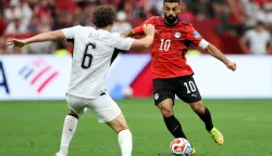 VANCOUVER, BRITISH COLUMBIA - JUNE 21: Mohamed Salah #10 of Egypt controls the ball against Joe Bell #6 of New Zealand during the FIFA World Cup 2026 Group G match between New Zealand and Egypt at BC Place Vancouver on June 21, 2026 in Vancouver, British Columbia. Emilee Chinn/Getty Images/AFP (Photo by Emilee Chinn/GETTY IMAGES NORTH AMERICA/Getty Images via AFP)