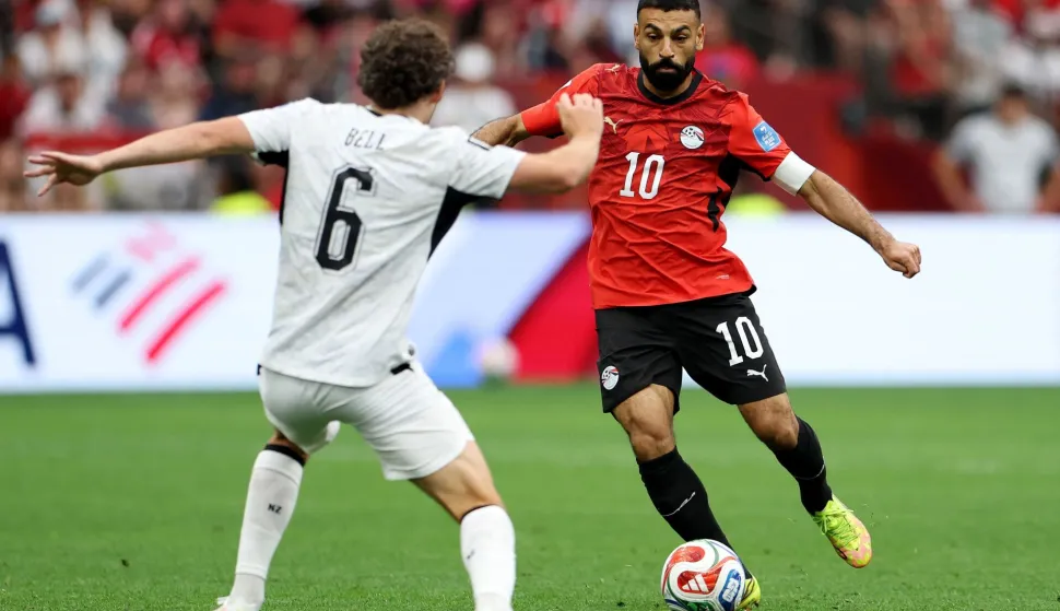 VANCOUVER, BRITISH COLUMBIA - JUNE 21: Mohamed Salah #10 of Egypt controls the ball against Joe Bell #6 of New Zealand during the FIFA World Cup 2026 Group G match between New Zealand and Egypt at BC Place Vancouver on June 21, 2026 in Vancouver, British Columbia. Emilee Chinn/Getty Images/AFP (Photo by Emilee Chinn/GETTY IMAGES NORTH AMERICA/Getty Images via AFP)