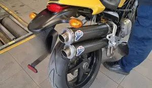 Na motociklu nepripadajući auspuh