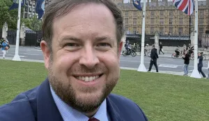 Britanski ministar za Europu Stephen Doughty, koji boravi u radnom posjetu Bosni i Hercegovini, potvrdio je kako London očekuje imenovanje novog visokog predstvanika za BiH s punim ovlastima koji bi na taj način podupro provedbu reformi.