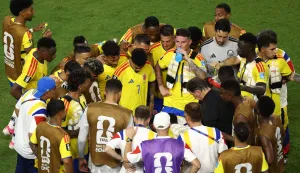 MIAMI GARDENS, FLORIDA - JUNE 27: Nestor Lorenzo, Head Coach of Colombia, speaks to his players at the hydration break during the FIFA World Cup 2026 Group K match between Colombia and Portugal at Miami Stadium on June 27, 2026 in Miami Gardens, Florida. Megan Briggs/Getty Images/AFP (Photo by Megan Briggs/GETTY IMAGES NORTH AMERICA/Getty Images via AFP)