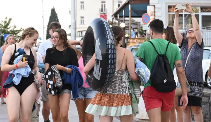 Caption:	OPATIJA 11.08.2025.. Fotoreportaža sa &scaron;etali&scaron;ta i kupali&scaron;ta Slatina navečer. Snimila: Ana KrižanecTURISTI, TURIZAM, LJETO, MORE