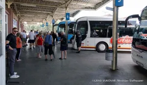 VUKOVARIspraćeni su prvi autobusi vukovarskih umirovljenika koji će tijekom ljetnih mjeseci, u organizaciji Grada Vukovara, svakoga utorka odlaziti na jednodnevni izlet i kupanje u Bizovačke toplice.SRPANJ 2026.