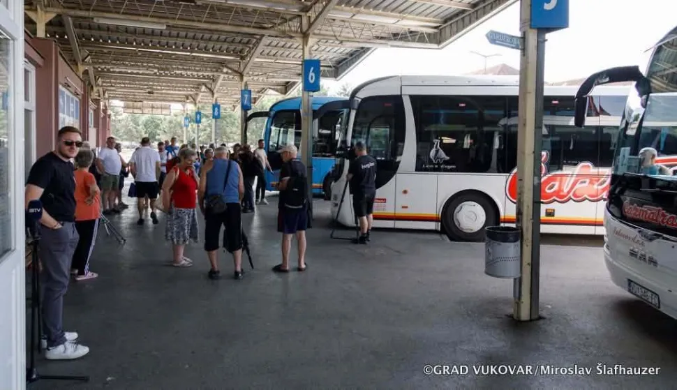 VUKOVARIspraćeni su prvi autobusi vukovarskih umirovljenika koji će tijekom ljetnih mjeseci, u organizaciji Grada Vukovara, svakoga utorka odlaziti na jednodnevni izlet i kupanje u Bizovačke toplice.SRPANJ 2026.