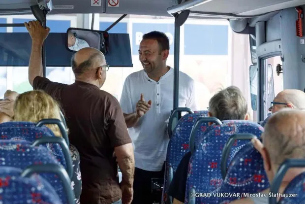 VUKOVARIspraćeni su prvi autobusi vukovarskih umirovljenika koji će tijekom ljetnih mjeseci, u organizaciji Grada Vukovara, svakoga utorka odlaziti na jednodnevni izlet i kupanje u Bizovačke toplice.