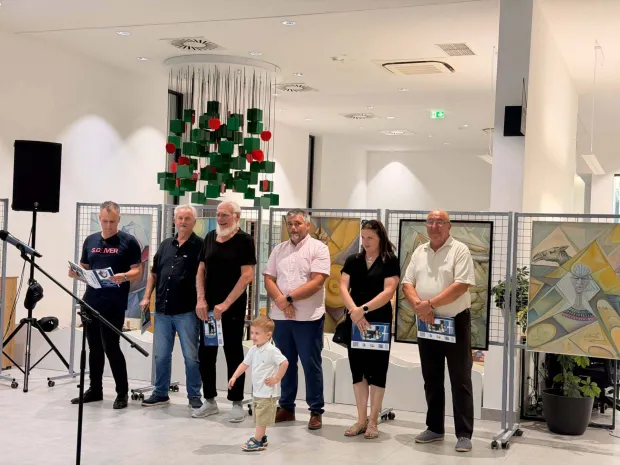 U izložbenom prostoru Gradske knjižnice i čitaonice Vinkovci otvorena je 75. samostalna izložba vinkovačkog akademskog slikara Ivana Lončara Žana naslovljena "Retrospektiva &ndash; Povijest pisma i po&scaron;te"