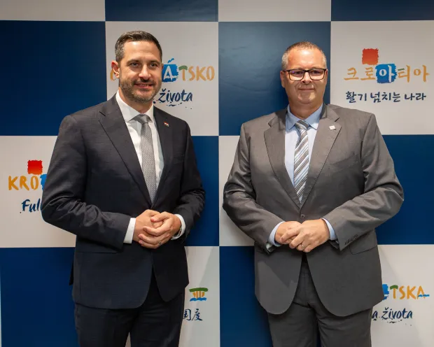 Zagreb, 08.07.2026.- Ministarstvo turizma i sporta i Hrvatska turistička zajednica (HTZ) na konferenciji za medije u prostorijama HTZ-a predstavili su rezultate turističkog prometa za prvih &scaron;est mjeseci 2026. godine.Na fotografiji Tonči Glavina, Kristjan Staničić.foto HINA/ Luka &Scaron;ANGULIN/ l&scaron;