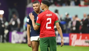 Info - Achraf Hakimi vis&eacute; par une enqu&ecirc;te pour viol - MBAPPE Kylian (FRA)/HAKIMI Achraf (MAR) - Match de demi-finale "France - Maroc" lors de la Coupe du Monde 2022 au Qatar (FIFA World Cup Qatar 2022), le 14 d&eacute;cembre 2022. &copy; JB Autissier/Panoramic/Bestimage Semi-final match "France - Morocco" during the 2022 World Cup in Qatar (FIFA World Cup Qatar 2022), December 14, 2022. Photo: JB Autissier/Panoramic/Bestimage/BESTIMAGE