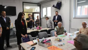 ĐAKOVOŽupanica OBŽ-a Nata&scaron;a Trami&scaron;ak i gradonačelnik Đakova Marin Mandarić obi&scaron;li su obnovljene prostorije Doma za starije i nemoćne u Đakovu, koji će uskoro primati i osobe s Alzheimerom i demencijom.SRPANJ 2026.