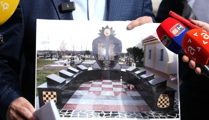 11.03.2026., Banja Luka (BiH) &ndash; Jelena Trivic, predsjednica Narodnog fronta, i Radislav Doncic, narodni poslanik i clan Predsjednistva Narodnog fronta, odrzali su konferenciju za medije ispred Narodne skupstine Republike Srpske na kojoj su zatrazili uklanjanje spomenika podignutog u cast poginulim pripadnicima 103. brigade HVO-a u mjestu Modran kod Dervente. Kako su naveli, na spomeniku se nalaze simboli koji, prema njihovim tvrdnjama, poticu iz perioda Nezavisne Drzave Hrvatske. Prema ranijim medijskim navodima, izgradnju spomenika financirali su hrvatski nogometas Vedran Corluka i njegov otac Jozo Corluka. Photo: Dejan Rakita/PIXSELL