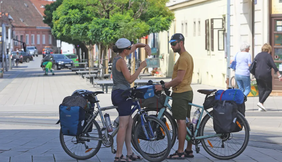 Osijek, 29. 07. 2021, Trg Ante Starcevica. Turisti, kontinentalni turizam. Cikloturizam je jedan od brendova grada Osijeka, Cikolturisti su potrazili spas u hladovini. Slobodnjak, ljeto.snimio GOJKO MITIC