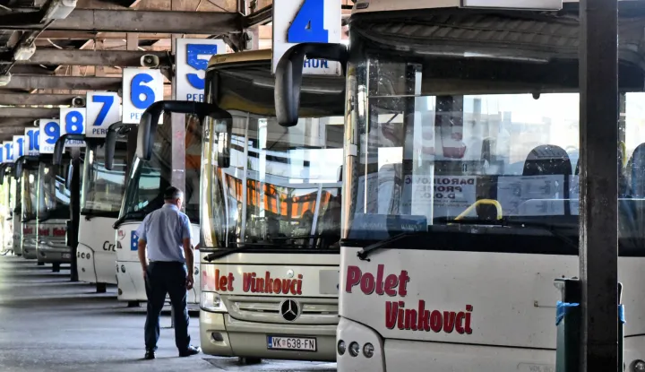 slavonija...vinkovci...07.07.2022.vise je autobusa na peronima autobusnog kolodvora polet-a vinkovci, nego li putnika; foto Gordan Panić