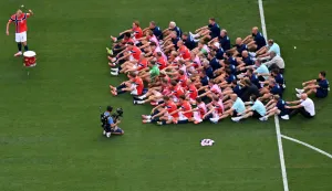 TOPSHOT - Norway's forward #09 Erling Braut Haaland and his teammates celebrate with the traditional rowing gesture after winning the 2026 World Cup round of 16 football match between Brazil and Norway at the New York/New Jersey Stadium in East Rutherford on July 5, 2026. (Photo by Jewel SAMAD/AFP)