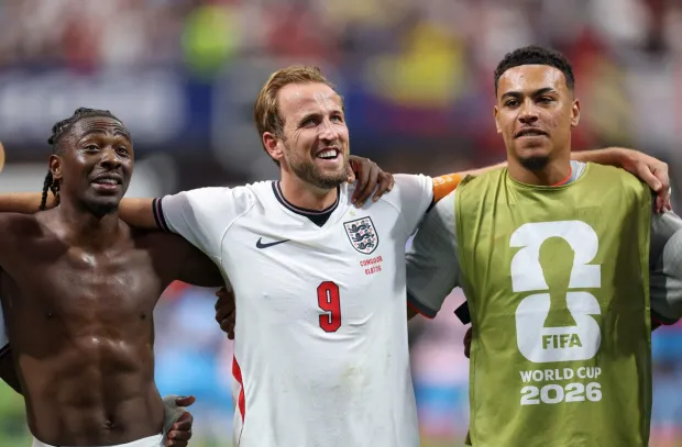 ATLANTA, GEORGIA - JULY 01: (L-R) Eberechi Eze #21 and Harry Kane #9 and Morgan Rogers #17 of England applaud fans after the team's 2-1 victory in the FIFA World Cup 2026 Round Of 32 match between England and Congo DR at Atlanta Stadium on July 01, 2026 in Atlanta, Georgia. Richard Pelham/Getty Images/AFP (Photo by Richard Pelham/GETTY IMAGES NORTH AMERICA/Getty Images via AFP)