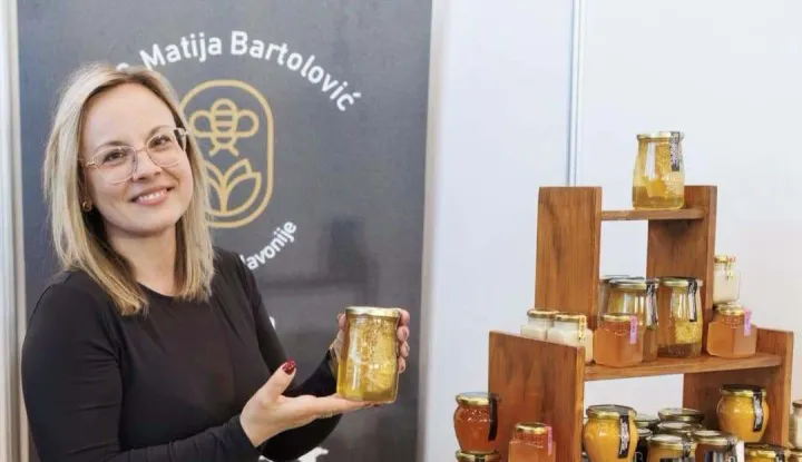 VALPOVOValpovčanka Evelina Bartolović predstavljat će Osječko-baranjsku županiju na 26. izboru za Najuzorniju hrvatsku seosku ženu, koji će se održati 3. listopada 2026. godine u Iloku. 2026.
