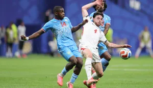 ATLANTA, GEORGIA - JULY 01: Declan Rice #4 of England controls the ball against Noah Sadiki #14 of Congo DR during the FIFA World Cup 2026 Round Of 32 match between England and Congo DR at Atlanta Stadium on July 01, 2026 in Atlanta, Georgia. Michael Reaves/Getty Images/AFP (Photo by Michael Reaves/GETTY IMAGES NORTH AMERICA/Getty Images via AFP)