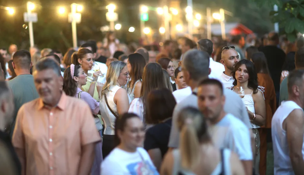 Osijek, 10. 07. 2026., Perivoj kralja Tomislava, wine & art, večer vina i umjetnosti, vino, umjetnost, glazbaSNIMIO BRUNO JOBST