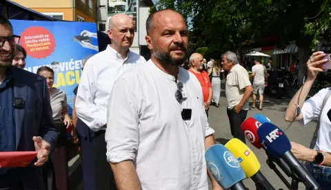 11.07..2026., Slavonski Brod - Konferencija za medije u povodu zajednicke kampanje SDP-a i Mozemo! "Plenkoviceva inflacija"na Gradskoj trznici u Slavonskom Brodu. Na konferenciji su govorili predsjednik SDP-a Sinisa Hajdas Doncic, te saborski zastupnik Mozemo! Marin Zivković. Tema konferencije bila je kampanja "Plenkoviceva inflacija", usmjerena na rast troskova zivota, te posljedice koje inflacija ostavlja na gradane Hrvatske. Tom prigodom postavljena je i posebna izlozba kojom su prikazali efekte inflacije na kljucne prehrambene proizvode. Photo: Ivica Galovic/PIXSELL