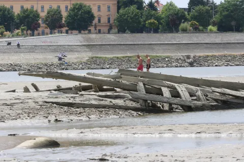 Osijek, 11. 07. 2026, Poviesno nahniži vodostaj Drave, Drava Lijev i desna obala, Podravlje, kod Tvrđe, Pampas.snimio GOJKO MITIĆ