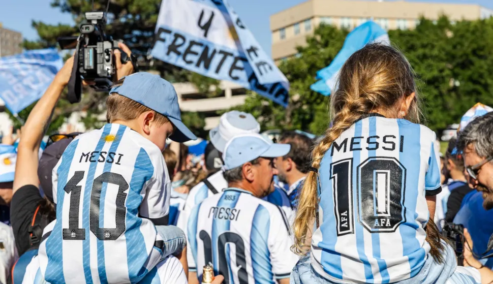 Argentina's fans wear Lionel Messi's jerseys while gathering at Mill Creek Park on the eve of the World Cup quarterfinal match between Argentina and Switzerland, in Kansas City, Missouri, on July 10, 2026. (Photo by Austin Johnson/AFP)