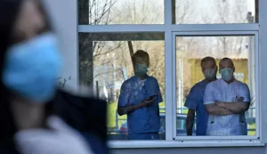 novosti...vinkovci...02.04.2020.korona virus; dvoriste opce zupanijska bolnice vinkovci; krunoslav sporcic, ravnatelj ozb vinkovci i kata kresic, ravnateljica zavoda za javno zdravstvo vukovarsko-srijemske zupanije odrzali tiskovnu uz stanje u ozb vinkovci gdje se nalazi 6 pozitivnih na covid-19; foto Gordan Panić