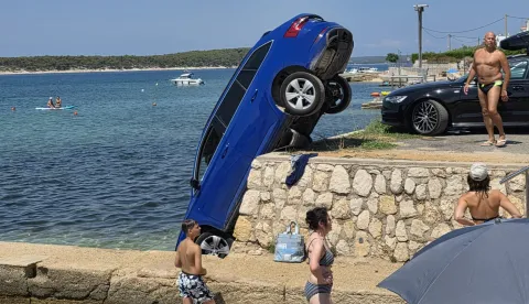 Automobil u moru, Barbat, Rab