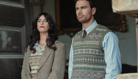 Kaya Scodelario i Theo James u drugoj sezoni serije "The Gentlemen"
