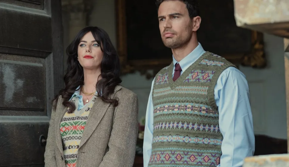 Kaya Scodelario i Theo James u drugoj sezoni serije "The Gentlemen"