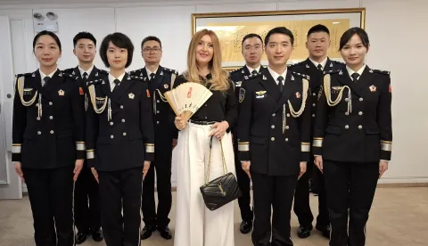 magazin ina kina&Scaron;aljem fotkicu s policajcima Narodne Republike Kine i s veleposlanikom.Veleposlanik Qi Qianjin najavio je uvođenje avio linije, Zagreb-Peking od studenog ove godine.