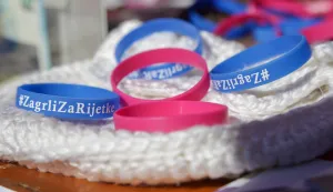 28.02.2026. Zagreb - Povodom Medjunarodnog dana rijetkih bolesti, Hrvatski savez za rijetke bolesti provodi kampanju "Zagrli za rijetke". Zavrsno dogadanje kampanje odrzalo se na cvjetnom trgu gdje su se gradnji imali priliku zagrljajem javno iskazati podrsku. Photo: Marko Seper/PIXSELL