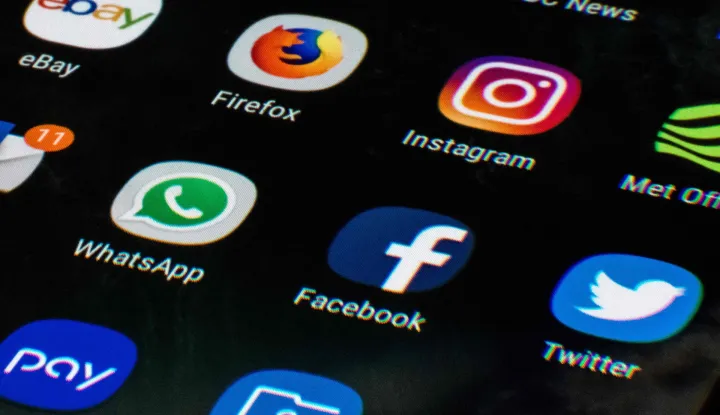(FILES) This photo illustration shows a mobile phone screen displaying the icons for the social networking apps Facebook, Twitter and Instagram, taken in Manchester on March 22, 2018. Britain's most senior doctors have compared the growing alarm about social media's dangers for young people to past experiences around smoking, as a government consultation on the topical issue ends on May 26, 2026. (Photo by Oli SCARFF/AFP)dru&scaron;tvene mreže