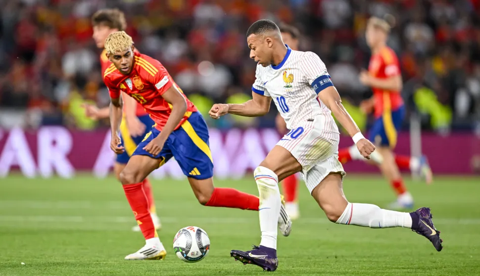 Lamine Yamal (Spain) und Kylian Mbapp&eacute; (France) battle for the ball during the UEFA Nations League 2025 semifinal match between Spain and France at Stuttgart Arena on June 5, 2025 in Stuttgart, Germany. (Photo by Harry Langer/DeFodi Images) Photo: Harry Langer/DeFodi Images/DEFODI