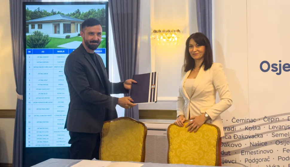 Osijek, 13. 7. 2026., Uručenje ugovora za projektnu dokumentaciju za izgradnju kuća i zgrada u programu Na&scaron;a Slavonija i Baranja - na&scaron; dom Hrvoje Sučić; Nata&scaron;a Trami&scaron;ak; Ugovori; kuće; zgrade; izgradnja; Na&scaron;a Slavonija i Baranja na&scaron; dom 