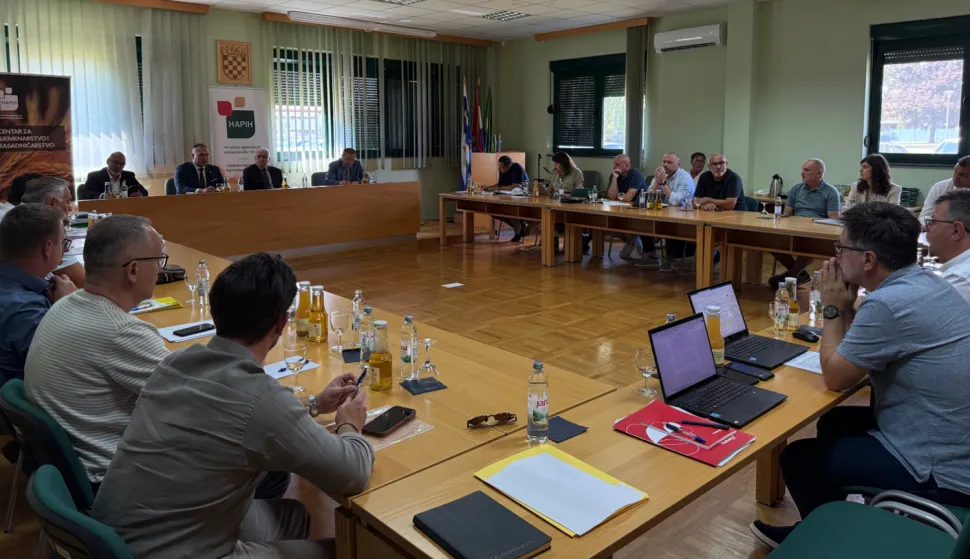 U Osijeku je u ponedjeljak osnovana Hrvatska sektorska organizacija za svinjsko meso (HRSM), neprofitna udruga čiji su članovi ključni akteri ovog sektora - predstavnici udruga proizvođača svinja na nacionalnoj razini, najvećih proizvodnih sustava koji nose najznačajniji dio svinjogojske proizvodnje, mesne industrije te vodećih trgovačkih lanaca.srpanj 2026.